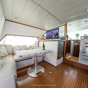  Botel Minicrociereinbarca